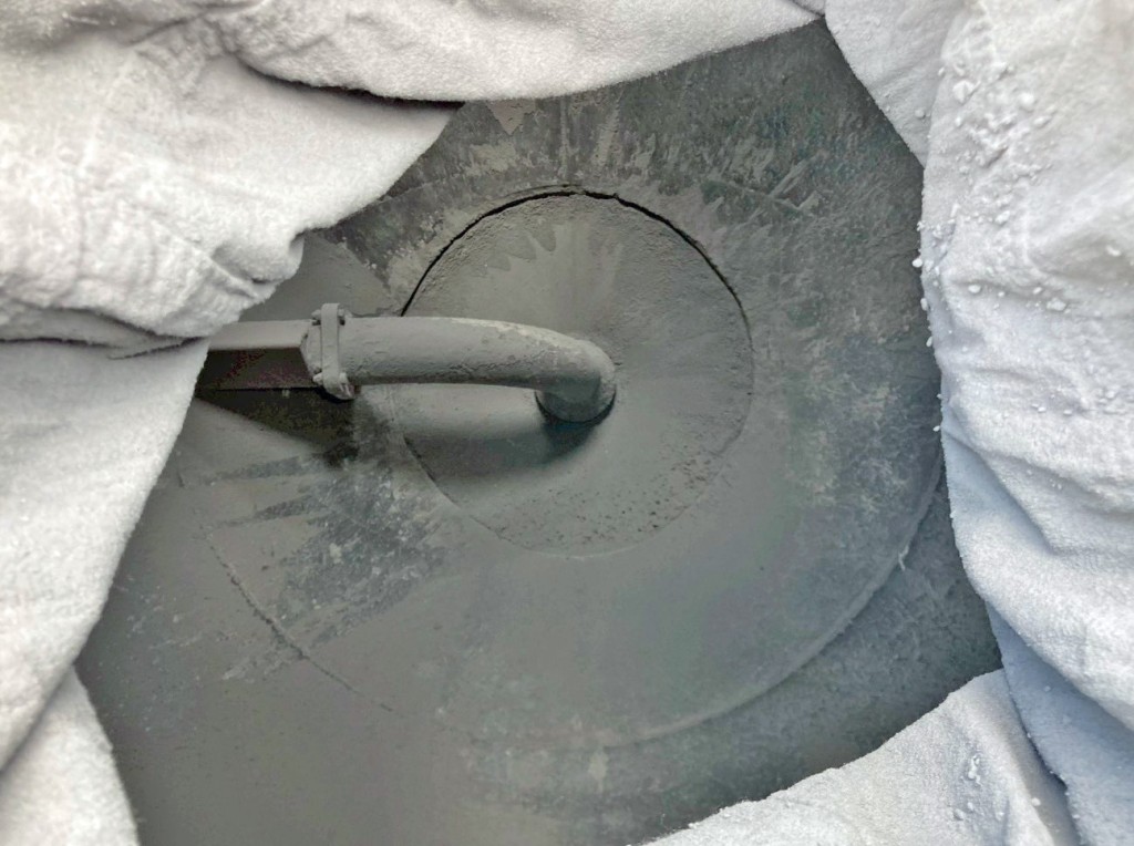 タンク内部の状態です。(後方)|いすゞ ギガ QPG-CYL77Bの写真14