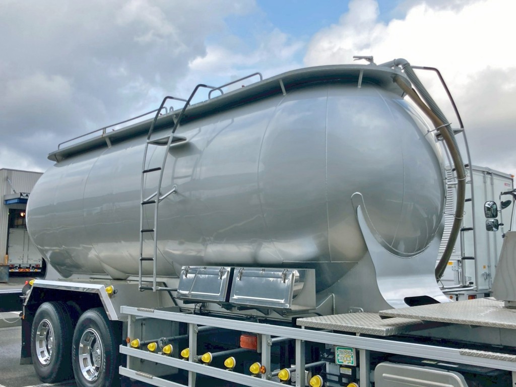 タンクの外観状態です。(運転席側)|いすゞ ギガ QPG-CYL77Bの写真17