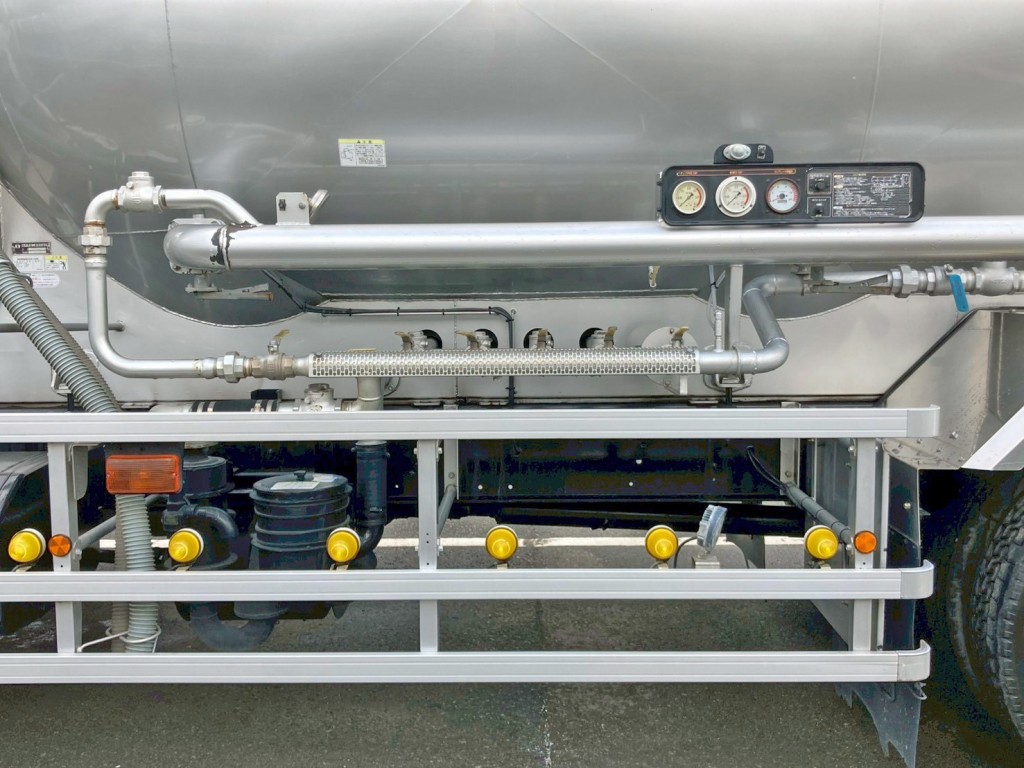 助手席側の配管周りの状態です。|いすゞ ギガ QPG-CYL77Bの写真18