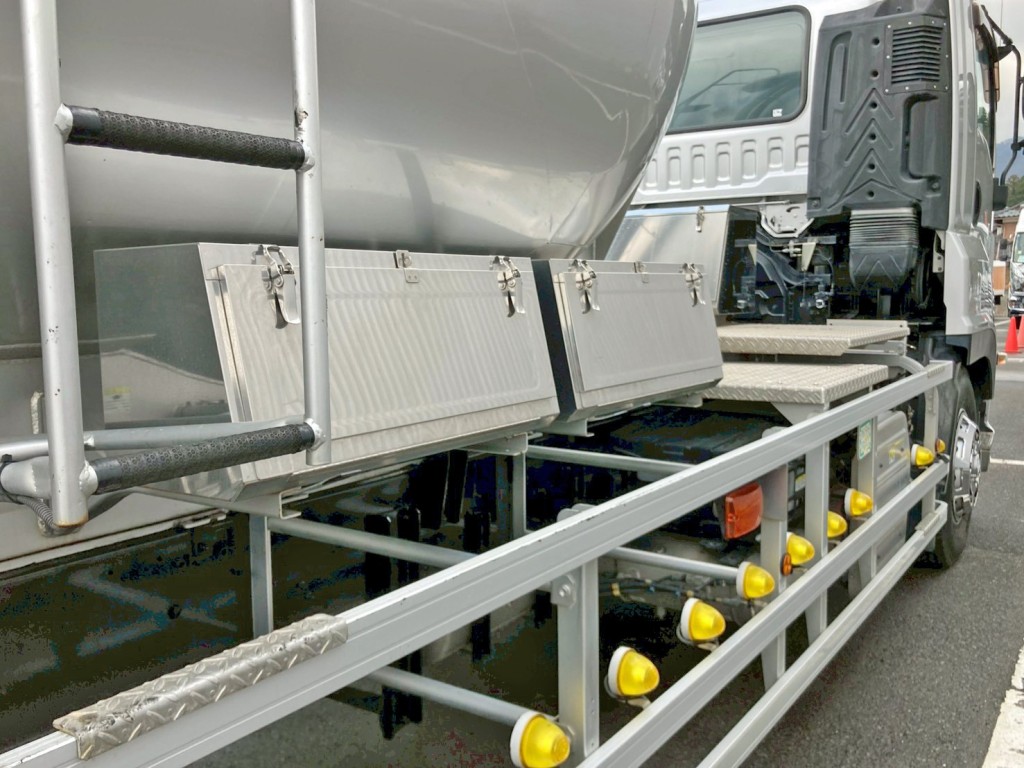 運転席側にステンレス製の工具箱が2つ付いています。|いすゞ ギガ QPG-CYL77Bの写真25