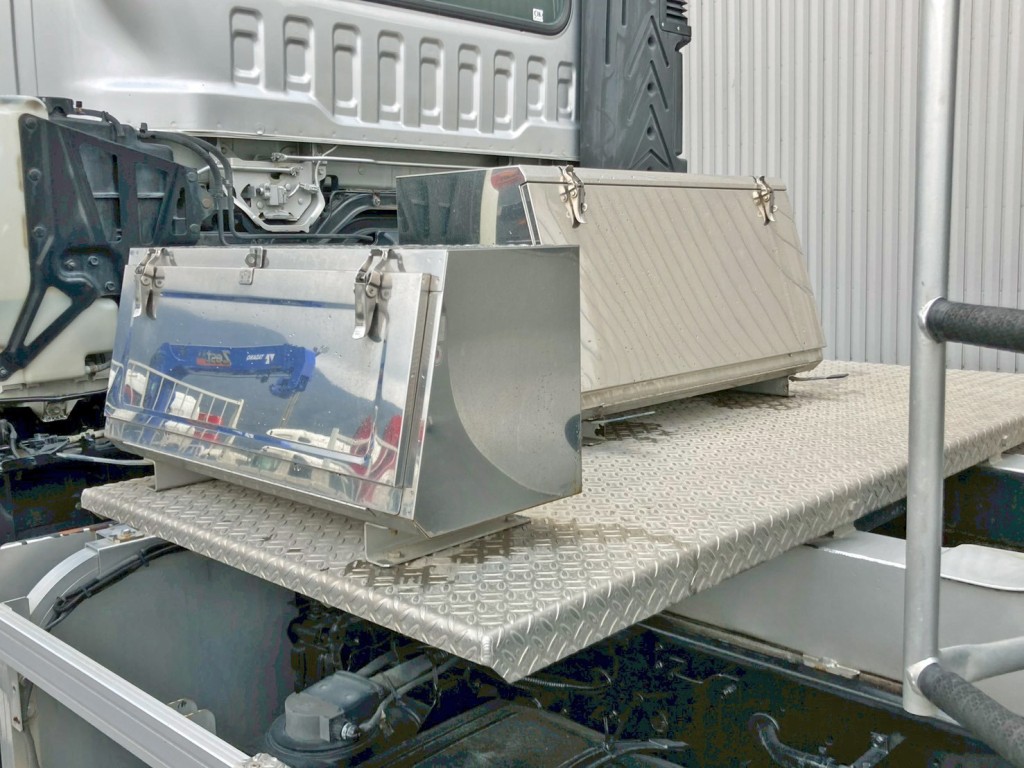 踊り場にステンレス製の工具箱が2つ付いています。|いすゞ ギガ QPG-CYL77Bの写真26