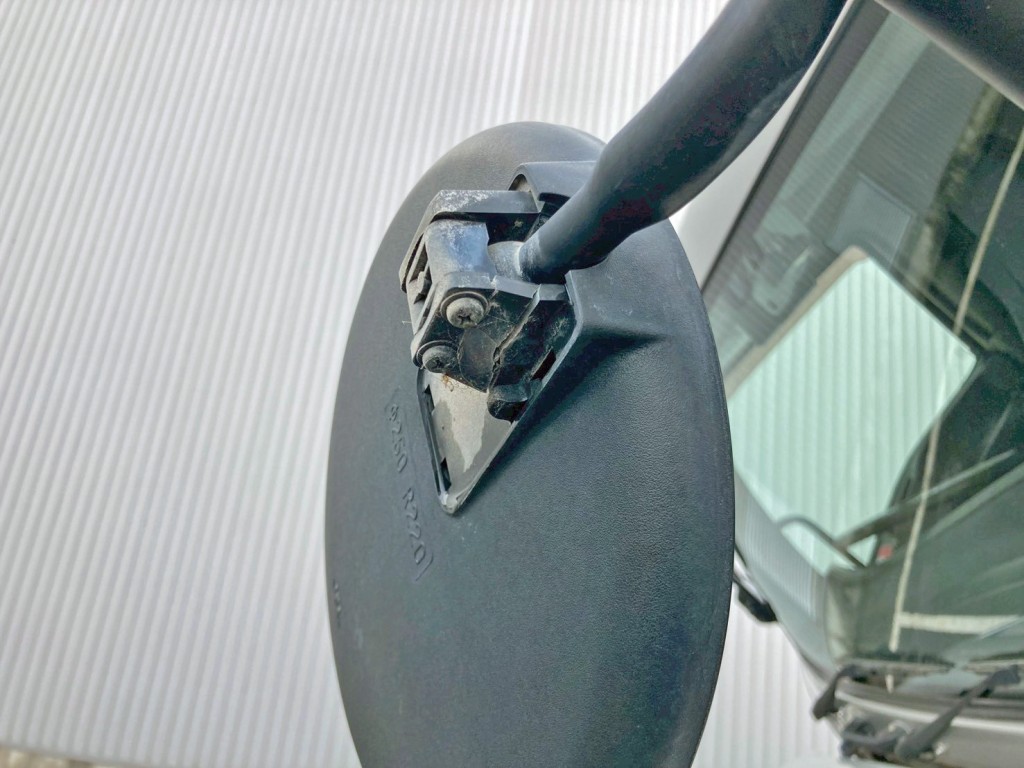 フロントアンダーミラー取付部に割れがあります。|いすゞ ギガ QPG-CYL77Bの写真27