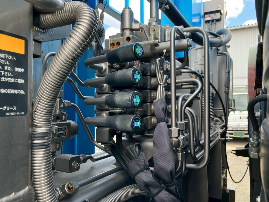 アウトリガー・ウインチの操作レバーです。|三菱 スーパーグレート 2PG-FS70HZの写真14