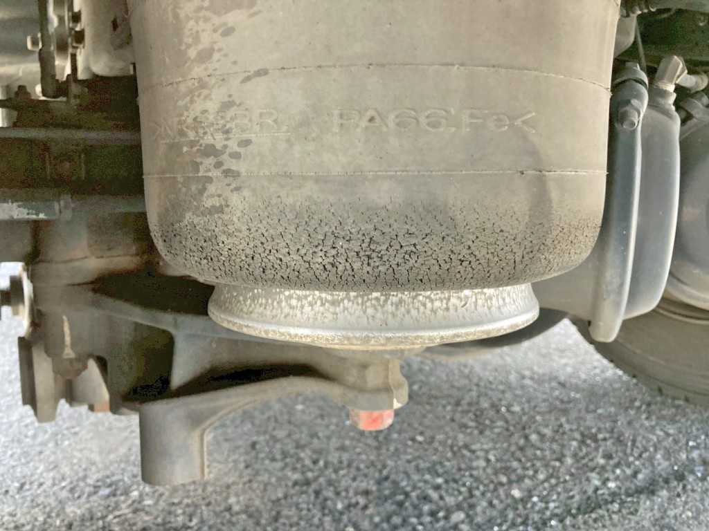 エアサスのベローズにひび割れがあります。|日野 レンジャー QKG-FE7JLAGの写真6