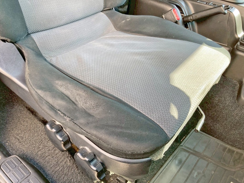 運転席座面にヘタリがあります。|日野 レンジャー QKG-FE7JLAGの写真8