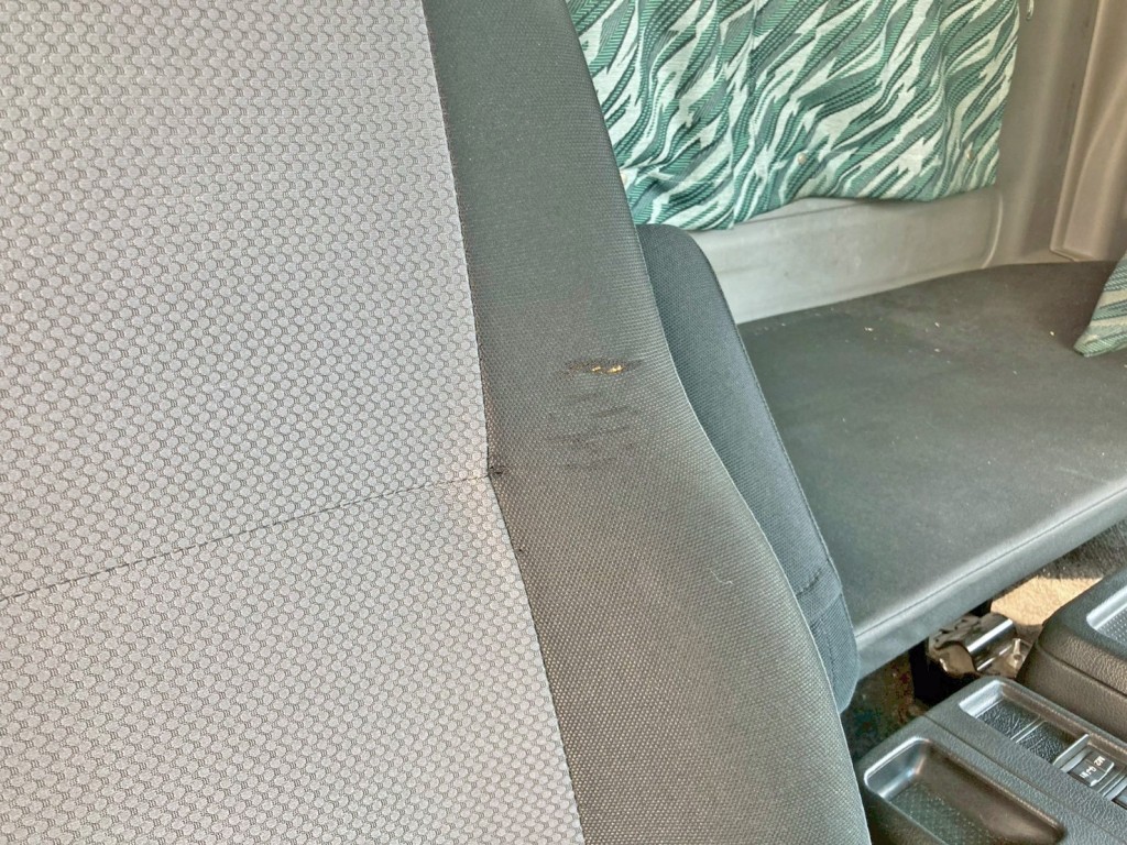 運転席背もたれに破れがあります。|日野 レンジャー QKG-FE7JLAGの写真9