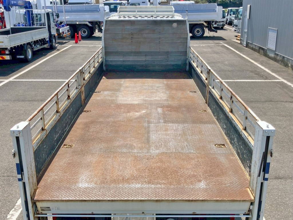 床は縞板鉄板張りです。|日野 レンジャー QKG-FE7JLAGの写真10