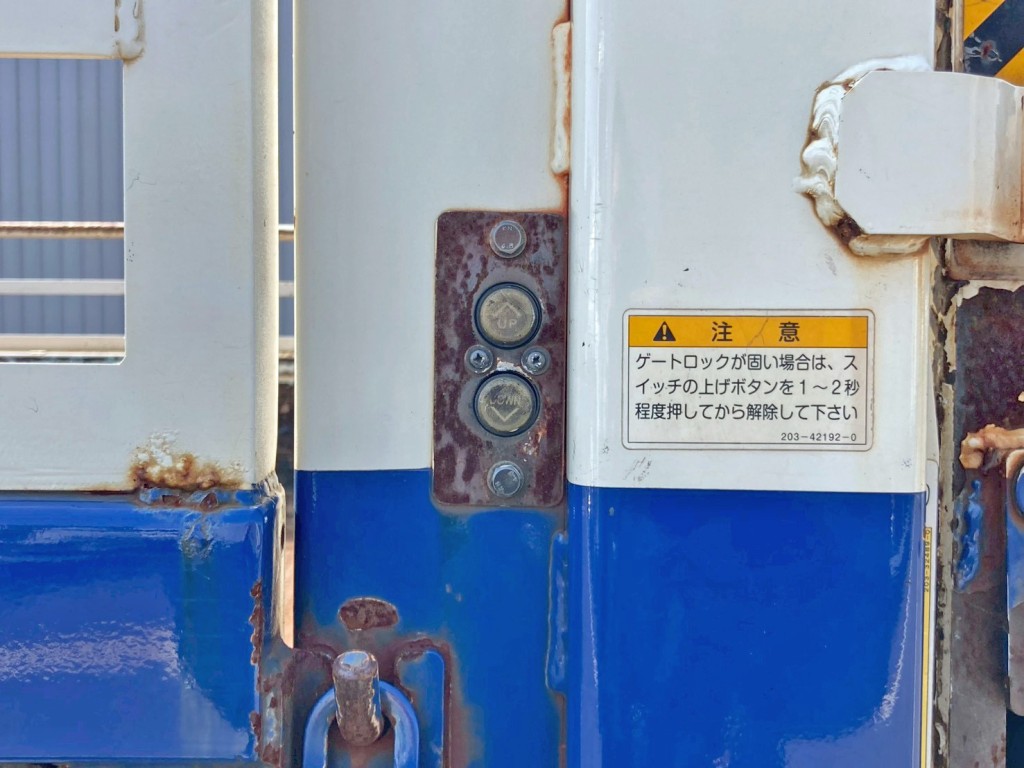 ゲートの昇降スイッチです。|日野 レンジャー QKG-FE7JLAGの写真23