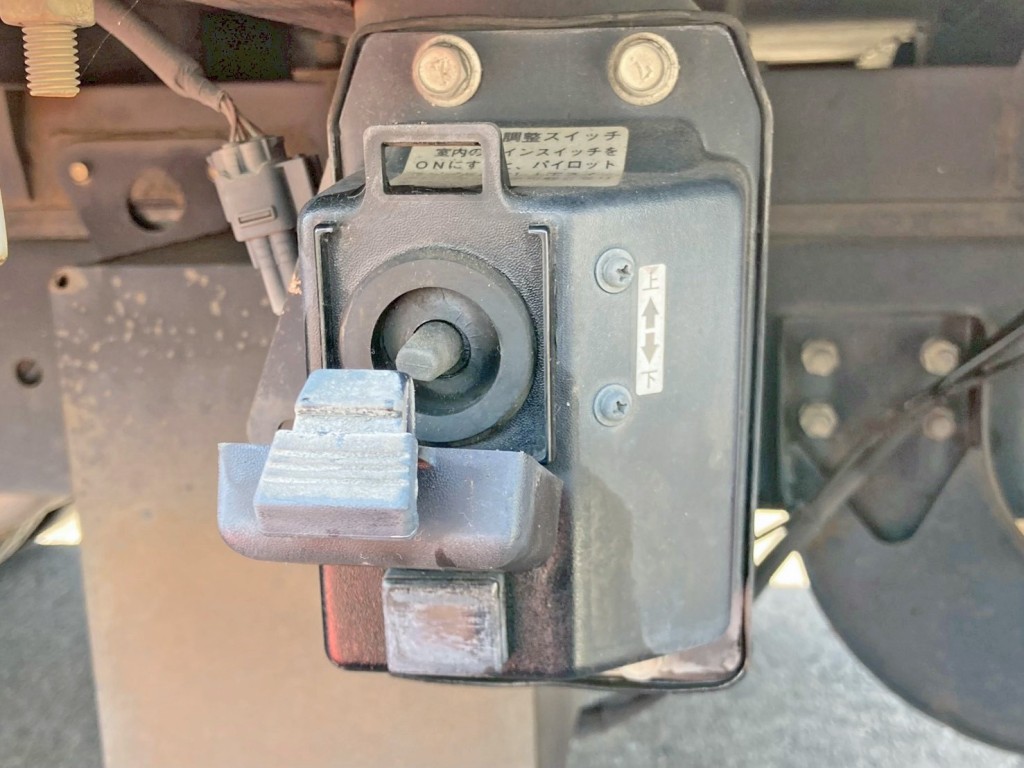 外付けのエアサスの昇降スイッチです。|日野 レンジャー QKG-FE7JLAGの写真25