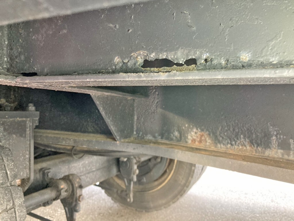1軸目前方の運転席側小ネタ補助ステーに腐食・穴あきがあります。|トレールモービル  PLR232AEの写真11