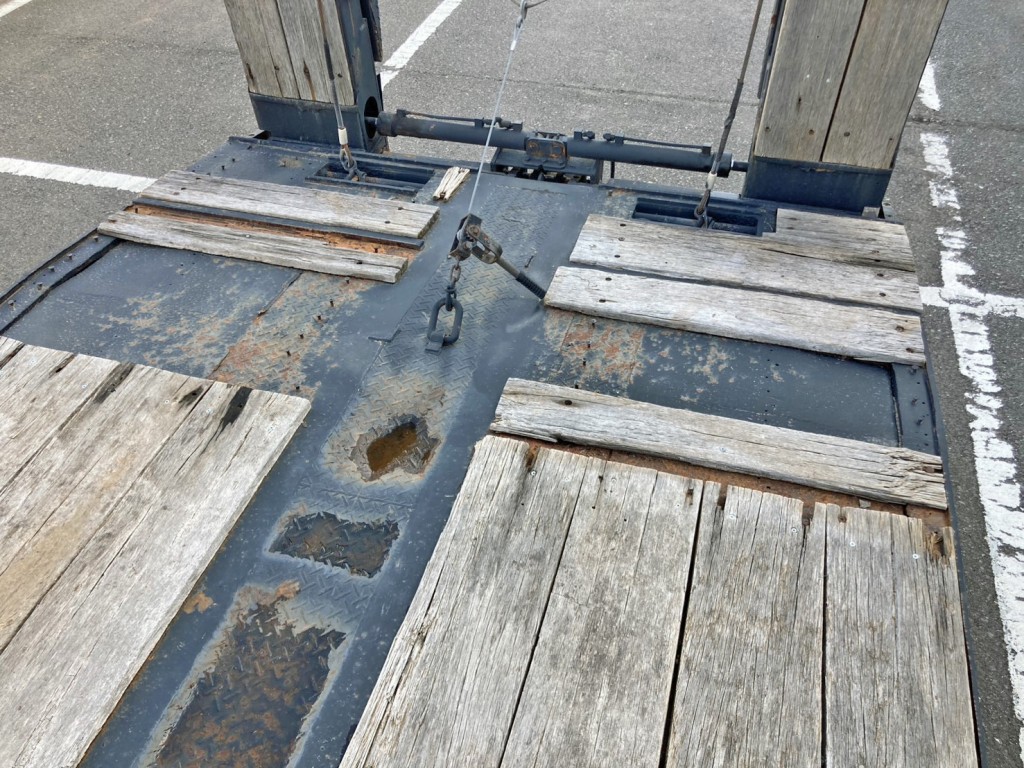 後方の床板に欠損箇所があります。|トレールモービル  PLR232AEの写真24