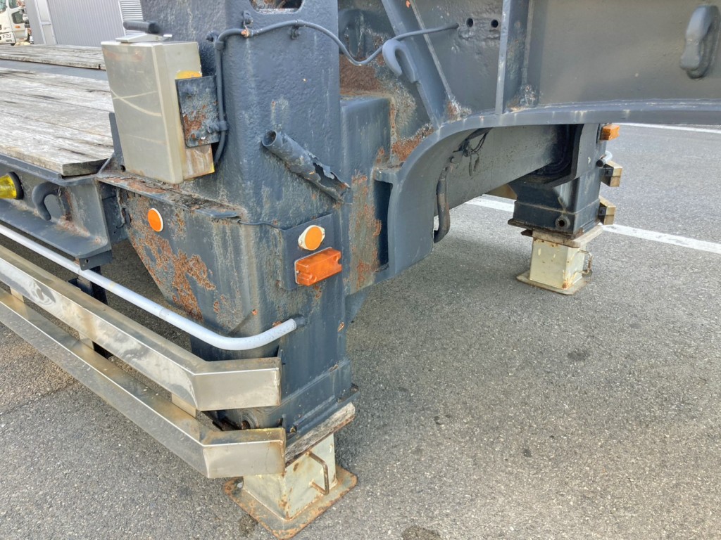運転席側補助脚ステーに腐食・穴あきがあります。|トレールモービル  PLR232AEの写真42
