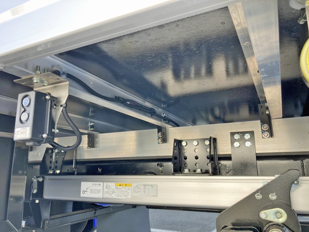 シャーシとネタの状態です。(縦ネタ・横ネタはアルミ製です)|三菱 ファイター 2KG-FK65F(2WD)の写真6