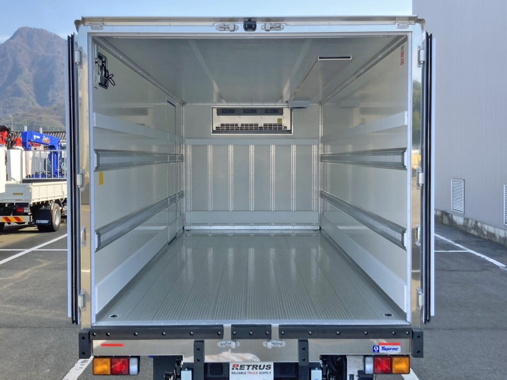 門口周りはステンレス製です。|三菱 ファイター 2KG-FK65F(2WD)の写真12