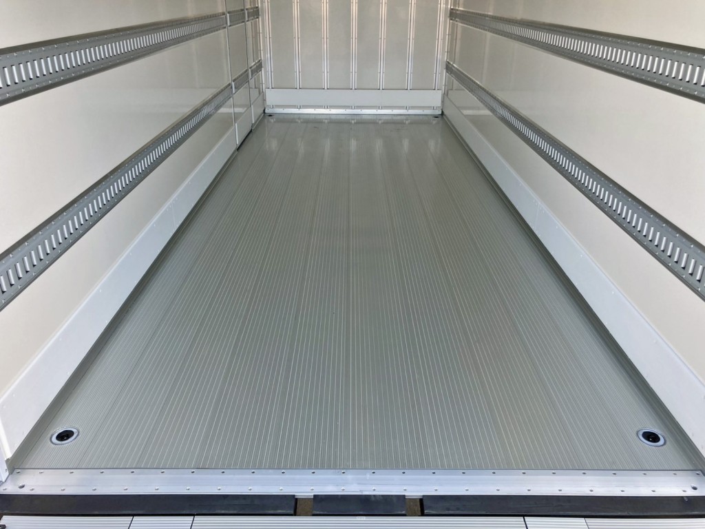 床はシステムフロアー・アルミ製です。|三菱 ファイター 2KG-FK65F(2WD)の写真13