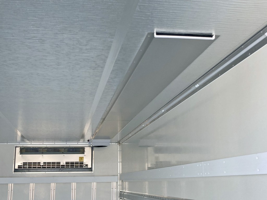 天井にダクトが付いています。|三菱 ファイター 2KG-FK65F(2WD)の写真14