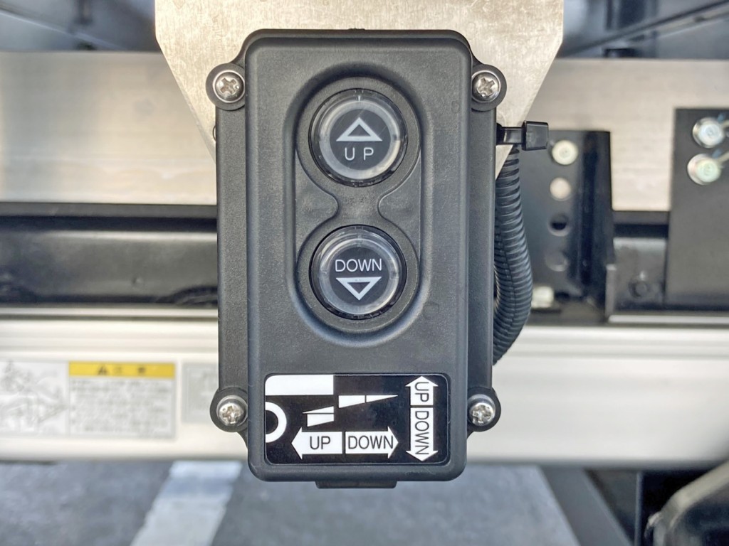 ゲートの昇降スイッチです。|三菱 ファイター 2KG-FK65F(2WD)の写真19