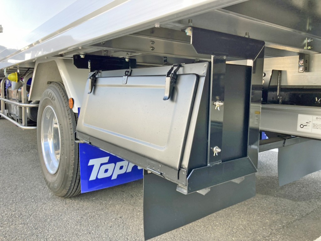 ボディー助手席側後方に工具箱が付いています。|三菱 ファイター 2KG-FK65F(2WD)の写真22