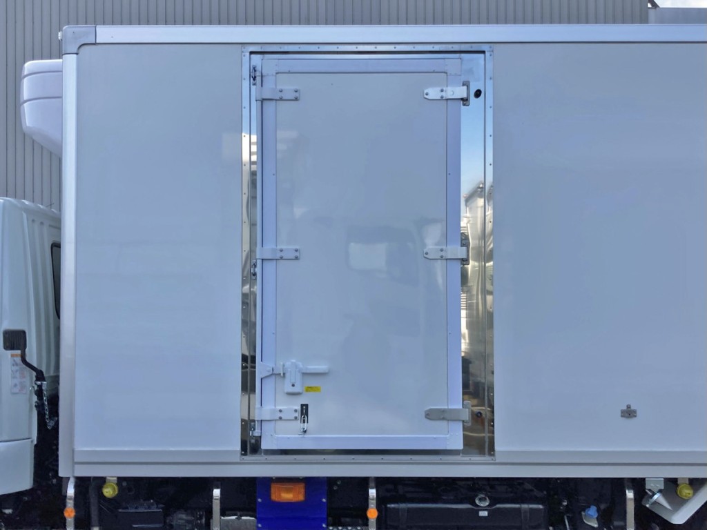 ボディー助手席側前方に片開き式のサイドドアが付いています。|三菱 ファイター 2KG-FK65F(2WD)の写真23