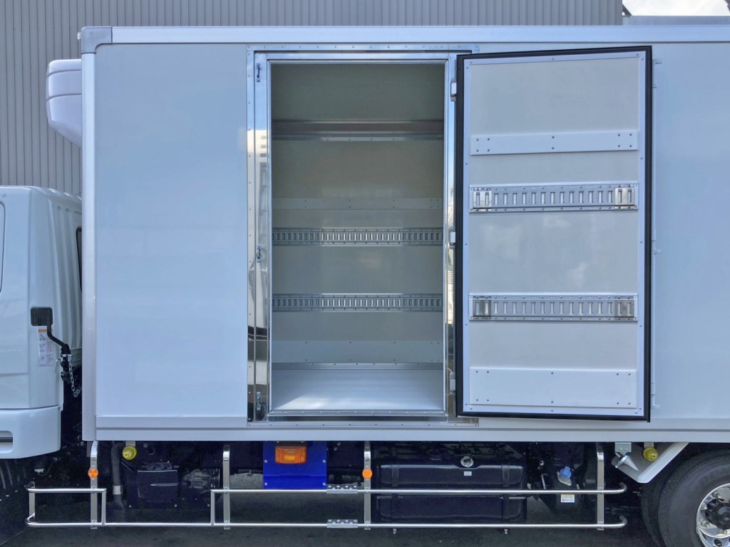 サイドドアを開いた状態です。(門口周りはステンレス製です)|三菱 ファイター 2KG-FK65F(2WD)の写真24