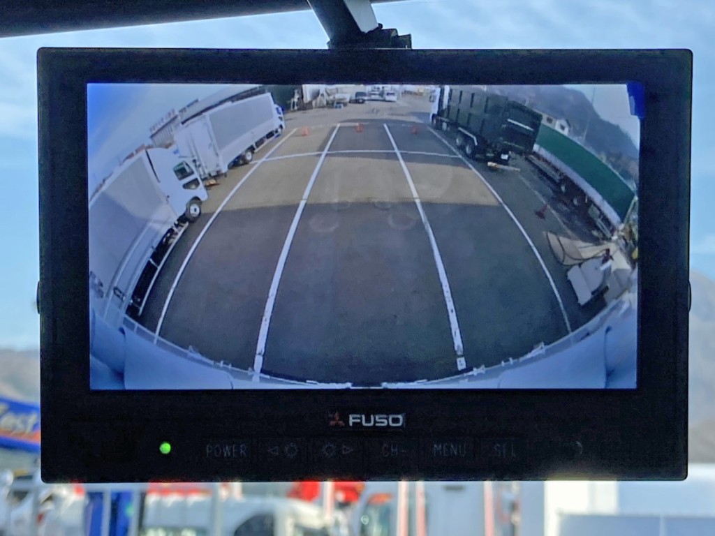 液晶バックモニター付きです。|三菱 ファイター 2KG-FK65F(2WD)の写真29