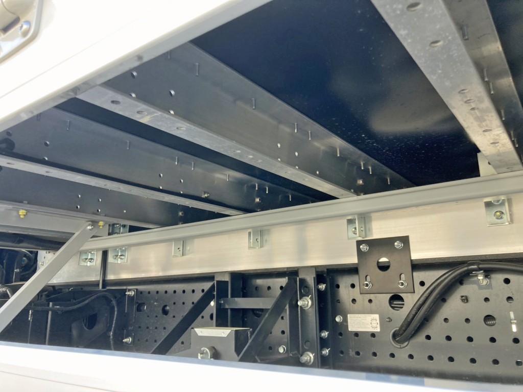 シャーシとネタの状態です。(縦ネタ・横ネタはアルミ製です)|いすゞ フォワード 2RG-FTR90V4の写真6