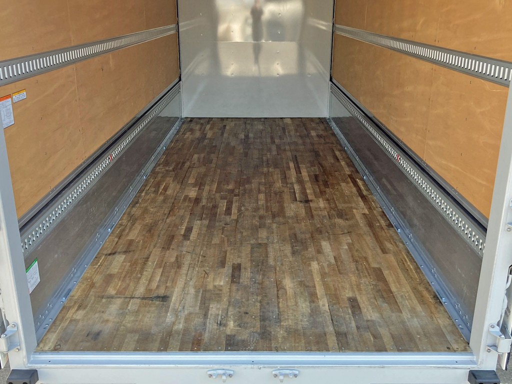 床は板張りです。|いすゞ フォワード 2RG-FTR90V4の写真10