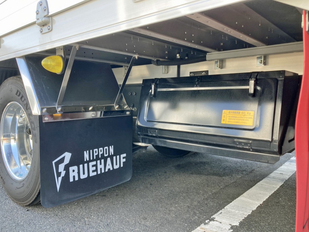 ボディー助手席側後方に工具箱が付いています。|いすゞ フォワード 2RG-FTR90V4の写真12