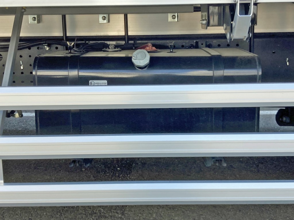 燃料タンクは100Lです。|いすゞ フォワード 2RG-FTR90V4の写真14