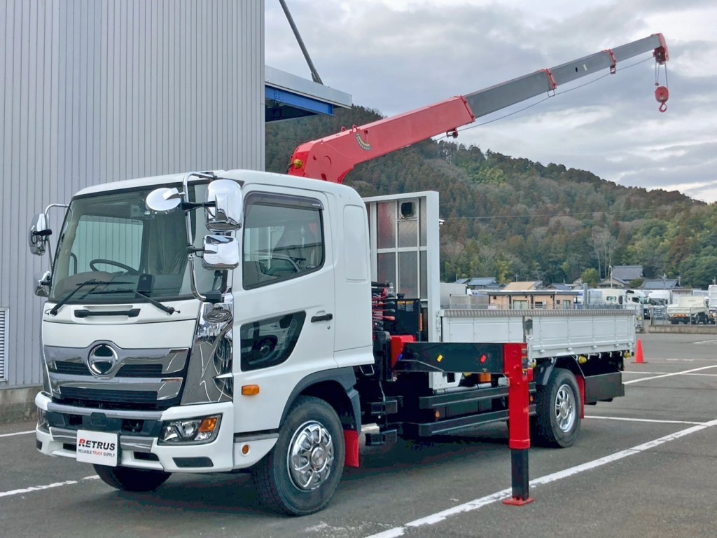 フロント周り、メッキパーツで飾っています。(クレーンは前方格納式です)|日野 レンジャー 2PG-FE2ACAの写真1