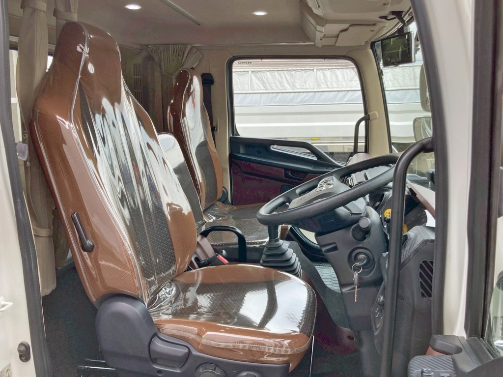 乗車定員は3名です。|日野 レンジャー 2PG-FE2ACAの写真7