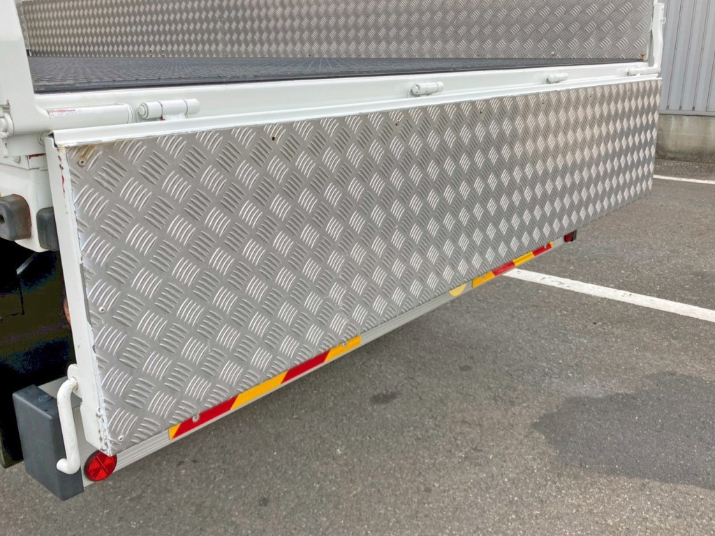 リヤアオリ裏側に縞板アルミが張られています。|日野 レンジャー 2PG-FE2ACAの写真9