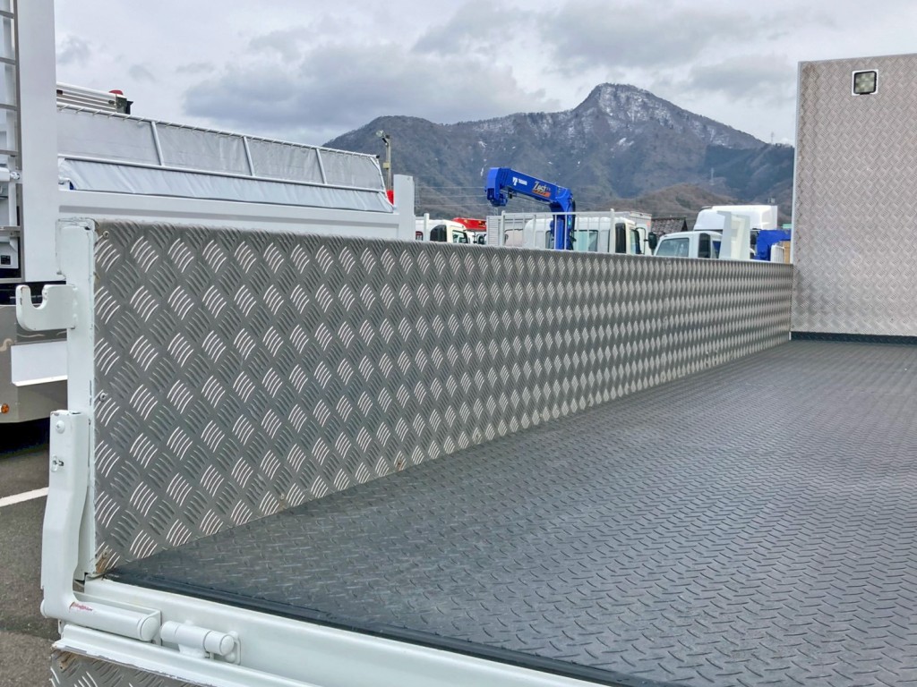 助手席側アオリ裏側に縞板アルミが張られています。|日野 レンジャー 2PG-FE2ACAの写真10