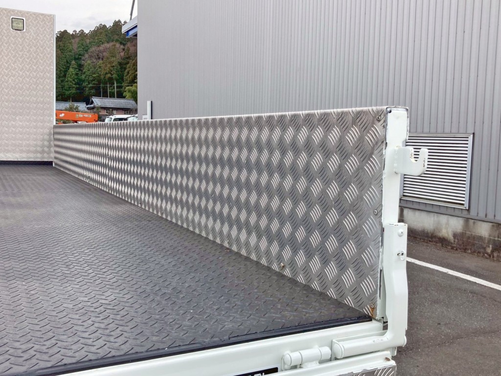 運転席側アオリ裏側に縞板アルミが張られています。|日野 レンジャー 2PG-FE2ACAの写真11