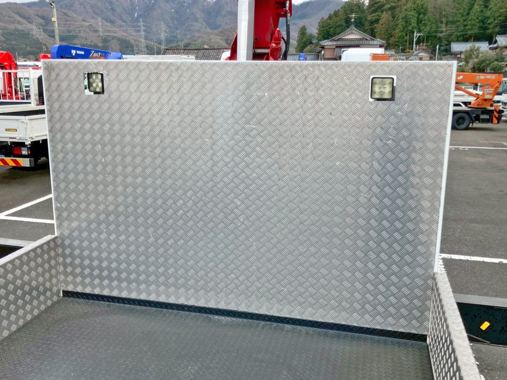 プロテクターに縞板アルミが張られています。|日野 レンジャー 2PG-FE2ACAの写真12