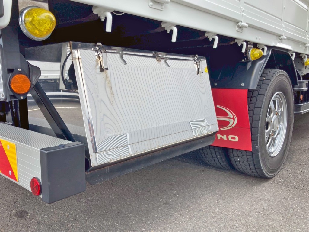 ボディー運転席側後方にステンレス製の工具箱が付いています。|日野 レンジャー 2PG-FE2ACAの写真17