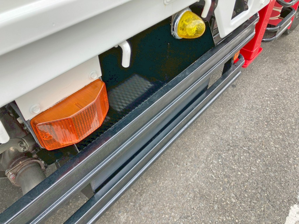 ボディー運転席側前方にりん木入れが付いています。|日野 レンジャー 2PG-FE2ACAの写真18