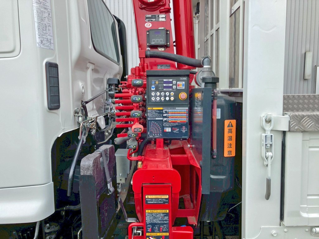 クレーンの操作レバーです。|日野 レンジャー 2PG-FE2ACAの写真21