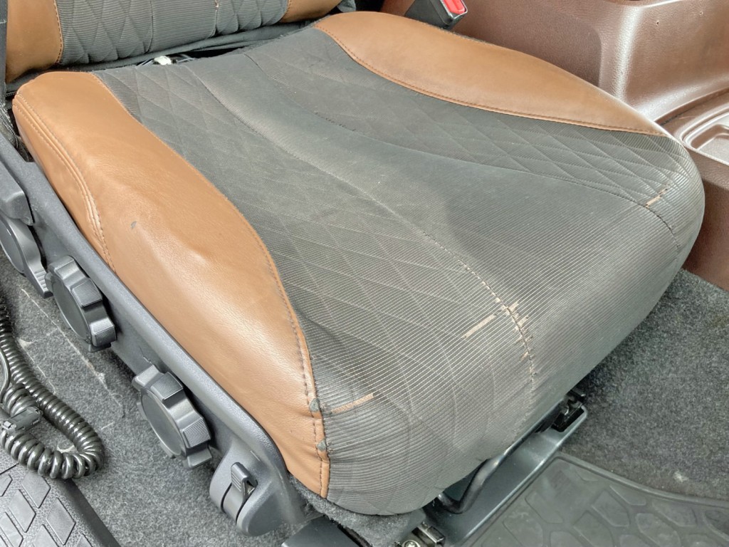 運転席座面にヘタリ・破れがあります。|日野 プロフィア 2DG-SH1EDGGの写真9