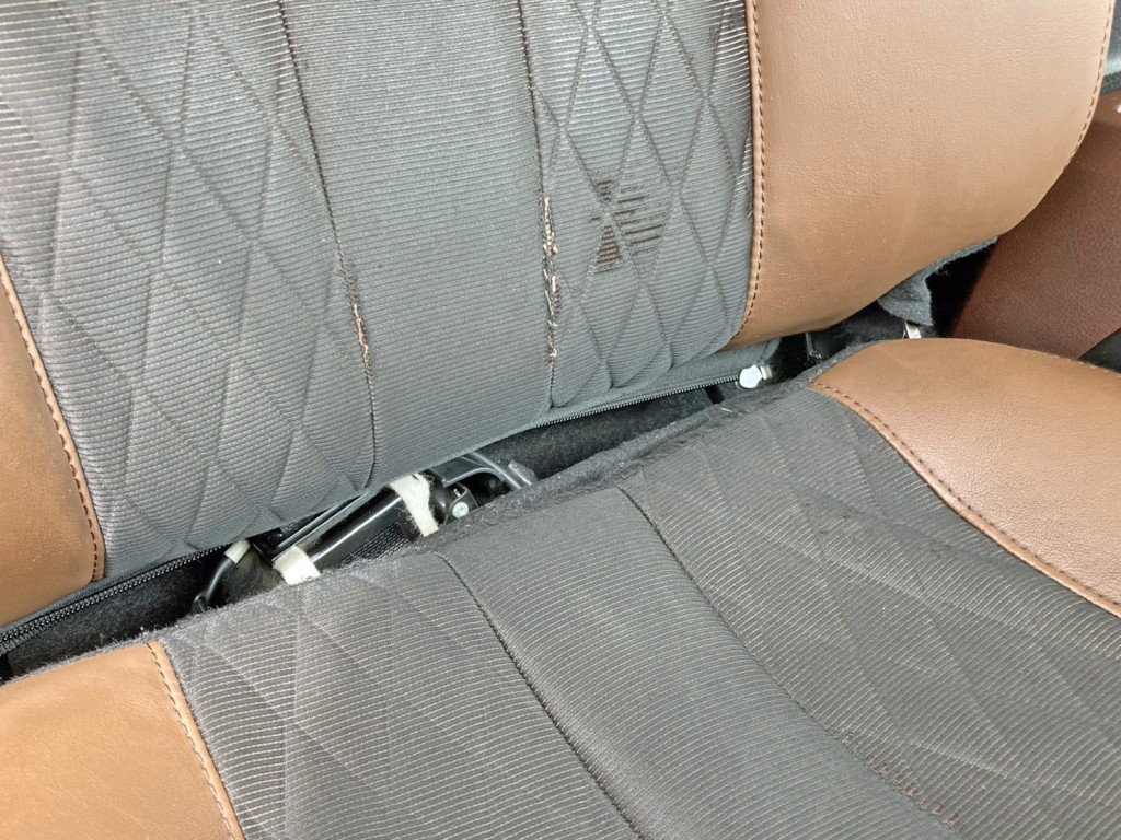 運転席背もたれ下部に破れがあります。|日野 プロフィア 2DG-SH1EDGGの写真10