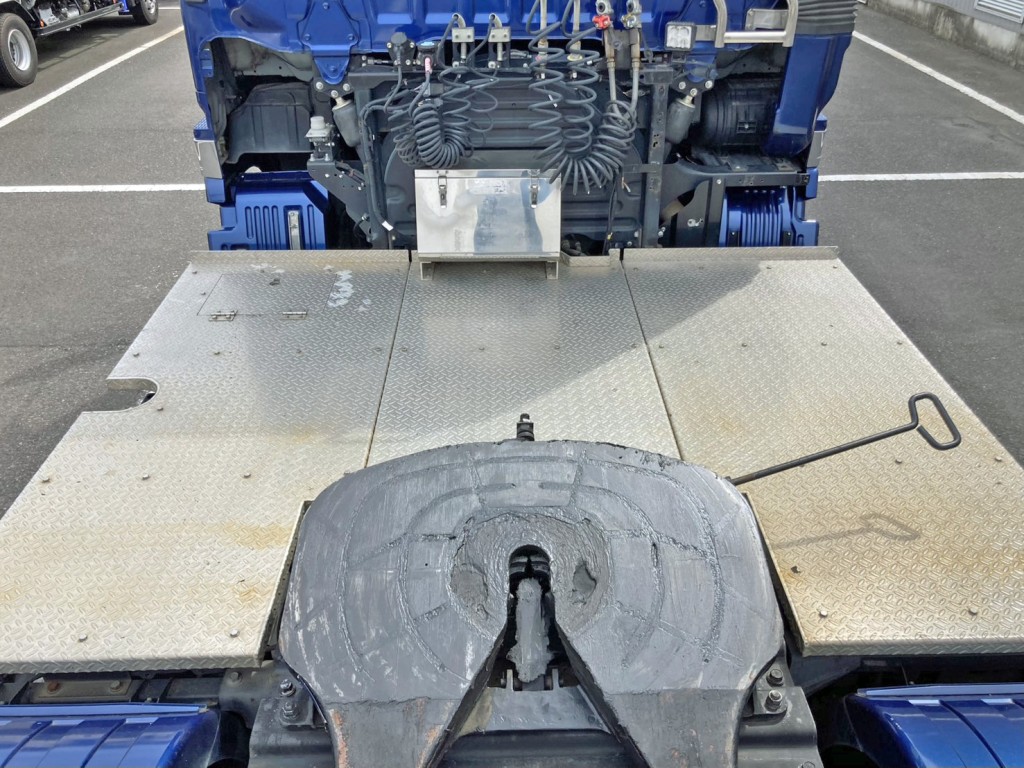 踊り場は縞板アルミです。|日野 プロフィア 2DG-SH1EDGGの写真11