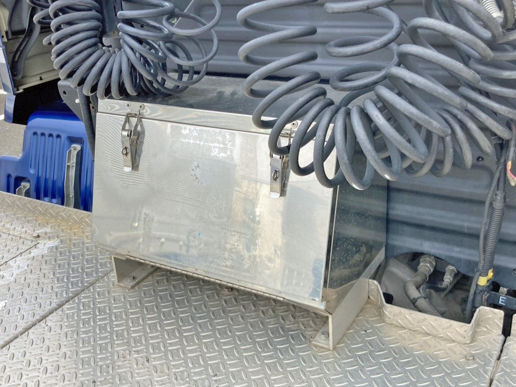 踊り場前方中央部にステンレス製の工具箱が付いています。|日野 プロフィア 2DG-SH1EDGGの写真12