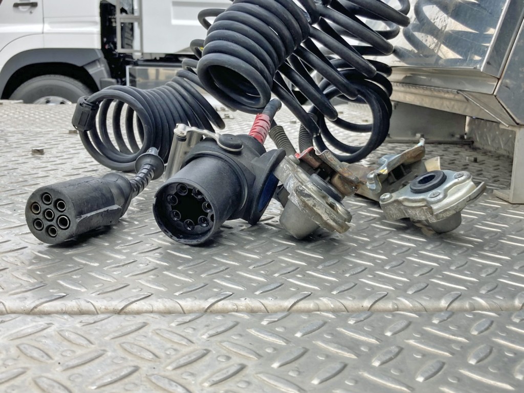 接続コネクターです。|日野 プロフィア 2DG-SH1EDGGの写真13