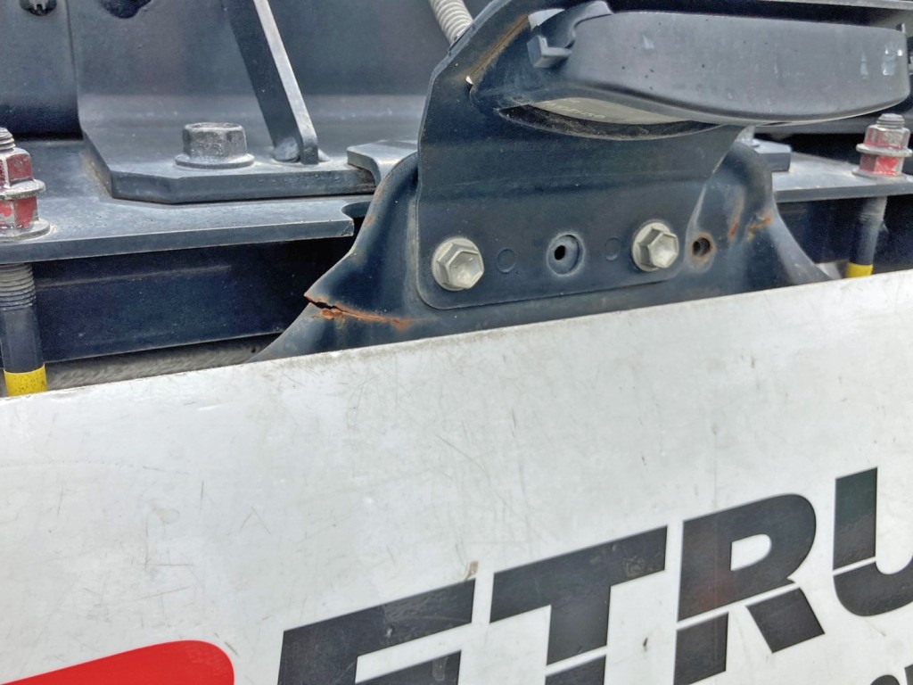 リヤナンバーステーに亀裂があります。|日野 プロフィア 2DG-SH1EDGGの写真18