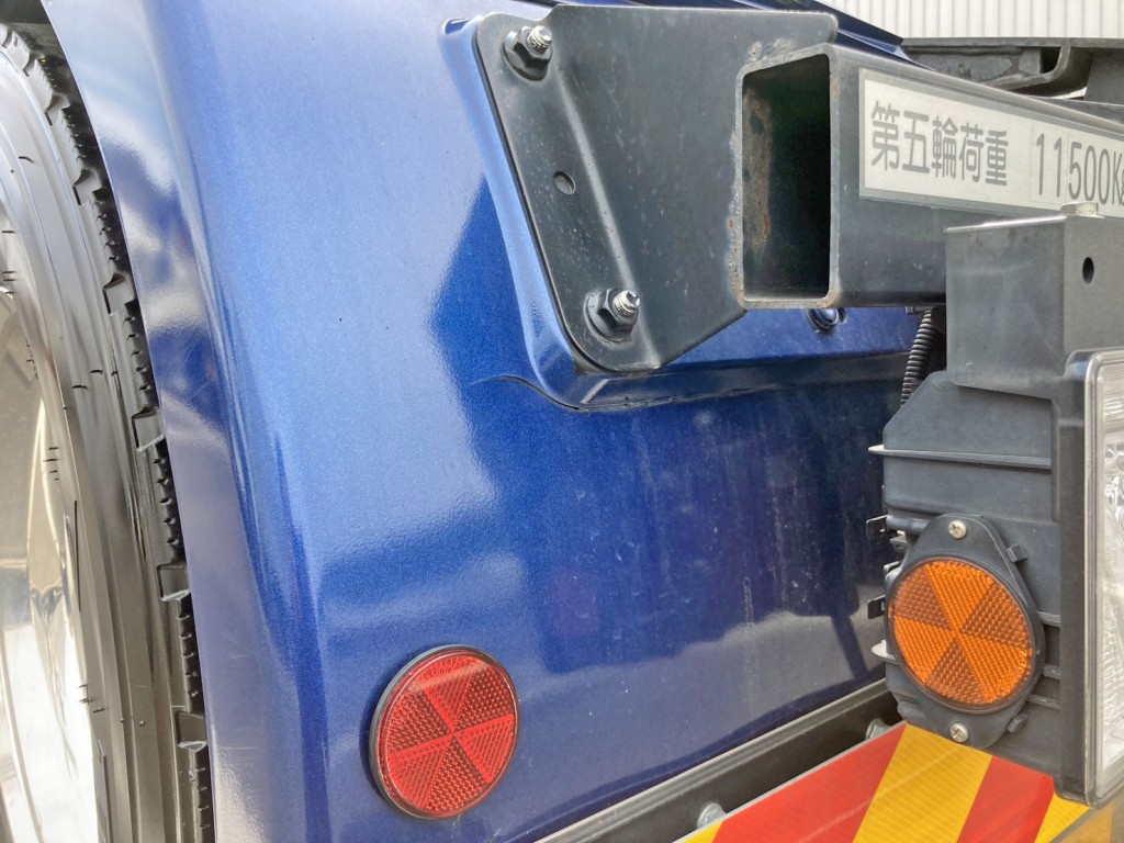 助手席側リヤフェンダー後方に割れがあります。|日野 プロフィア 2DG-SH1EDGGの写真19