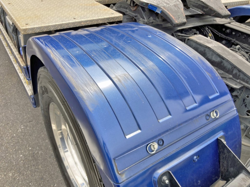 助手席側リヤフェンダー上部に引きキズがあります。(外側)|日野 プロフィア 2DG-SH1EDGGの写真21