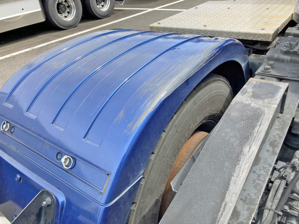 助手席側リヤフェンダー上部に引きキズがあります。(内側)|日野 プロフィア 2DG-SH1EDGGの写真22