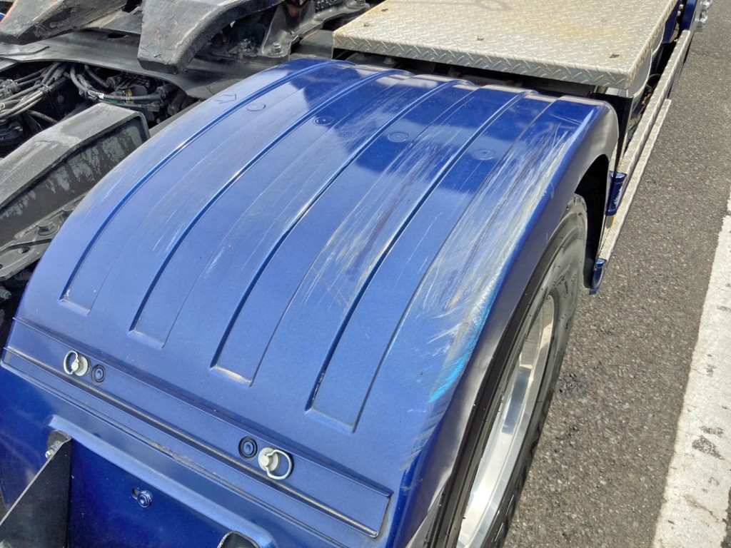 運転席側リヤフェンダー上部に引きキズがあります。(外側)|日野 プロフィア 2DG-SH1EDGGの写真24