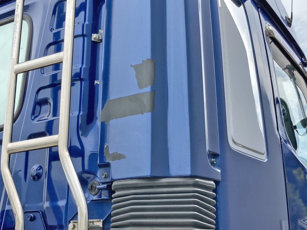 キャブバック運転席側に塗装剝がれがあります。|日野 プロフィア 2DG-SH1EDGGの写真25