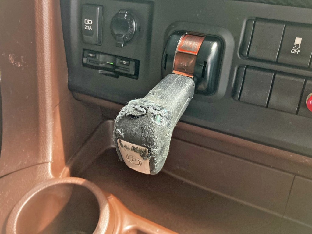 サイドブレーキ取っ手の状態です。|日野 プロフィア 2DG-SH1EDGGの写真30